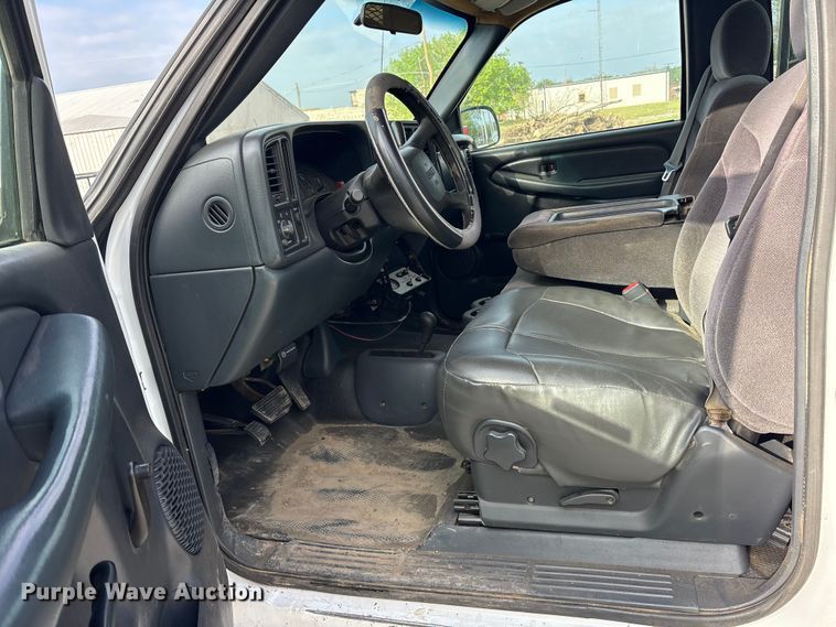 image for item EG6122 2001 GMC Sierra 2500HD flatbed pickup truck