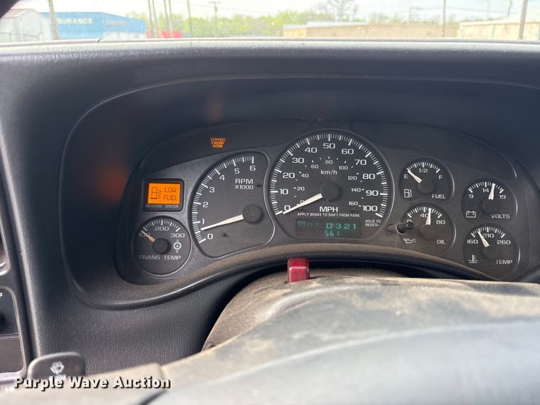 image for item EG6122 2001 GMC Sierra 2500HD flatbed pickup truck