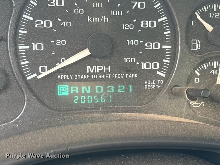 image for item EG6122 2001 GMC Sierra 2500HD flatbed pickup truck