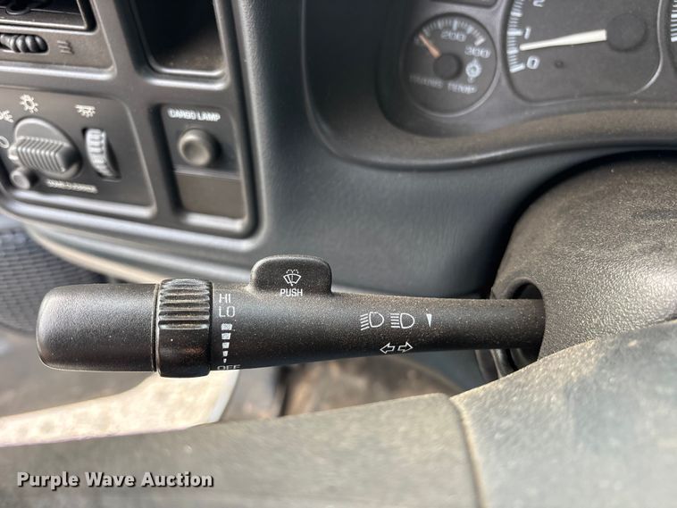 image for item EG6122 2001 GMC Sierra 2500HD flatbed pickup truck