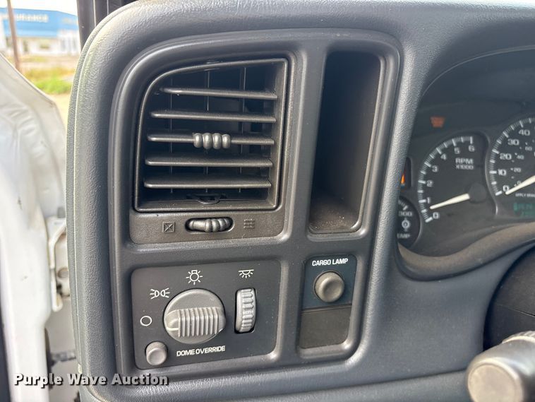 image for item EG6122 2001 GMC Sierra 2500HD flatbed pickup truck