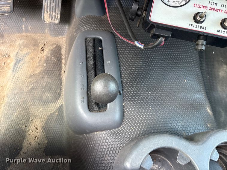 image for item EG6122 2001 GMC Sierra 2500HD flatbed pickup truck