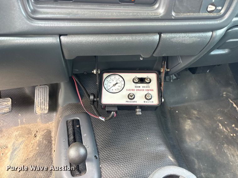 image for item EG6122 2001 GMC Sierra 2500HD flatbed pickup truck