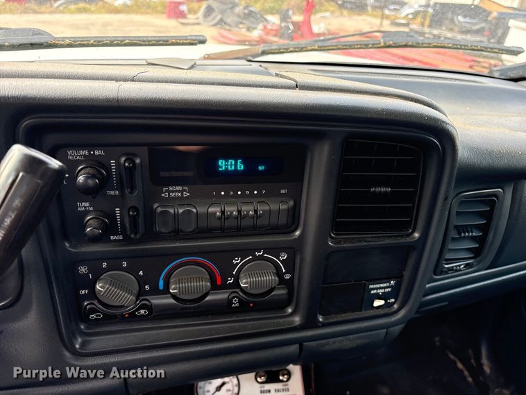 image for item EG6122 2001 GMC Sierra 2500HD flatbed pickup truck