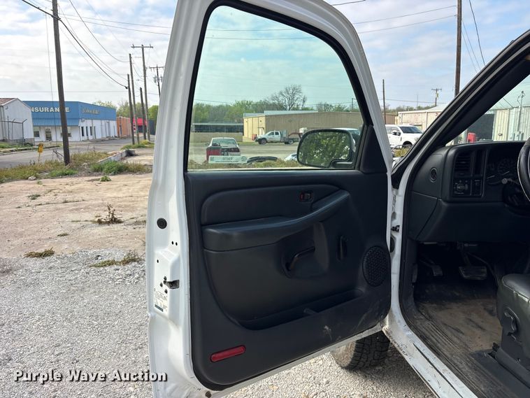 image for item EG6122 2001 GMC Sierra 2500HD flatbed pickup truck