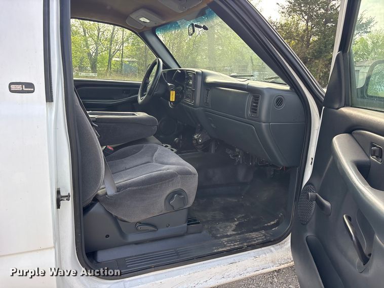 image for item EG6122 2001 GMC Sierra 2500HD flatbed pickup truck