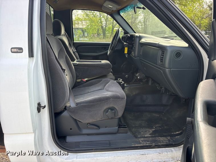 image for item EG6122 2001 GMC Sierra 2500HD flatbed pickup truck