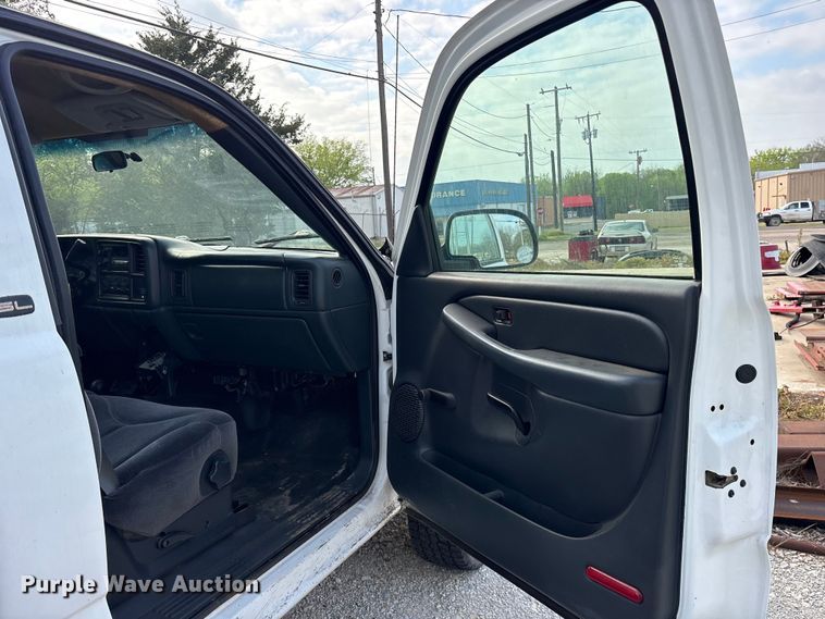 image for item EG6122 2001 GMC Sierra 2500HD flatbed pickup truck