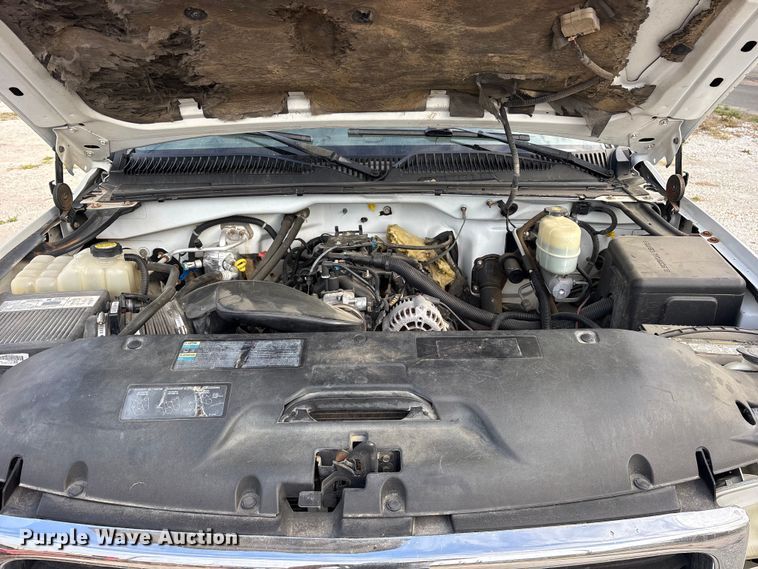 image for item EG6122 2001 GMC Sierra 2500HD flatbed pickup truck