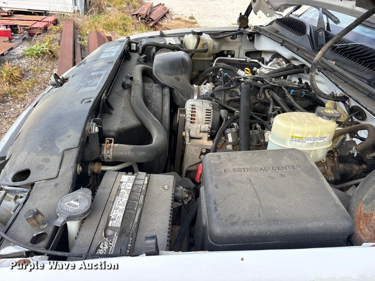 image for item EG6122 2001 GMC Sierra 2500HD flatbed pickup truck