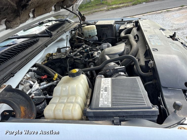 image for item EG6122 2001 GMC Sierra 2500HD flatbed pickup truck