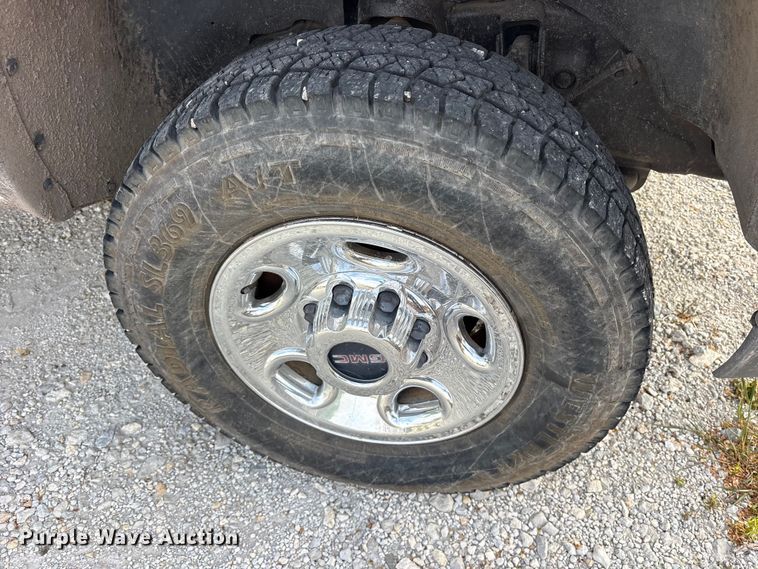 image for item EG6122 2001 GMC Sierra 2500HD flatbed pickup truck