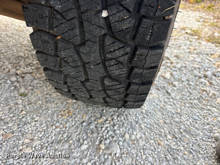 image for item EG6122 2001 GMC Sierra 2500HD flatbed pickup truck