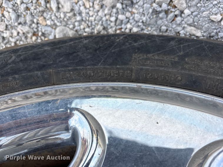 image for item EG6122 2001 GMC Sierra 2500HD flatbed pickup truck