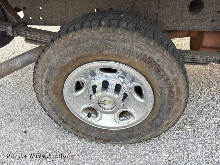 image for item EG6122 2001 GMC Sierra 2500HD flatbed pickup truck