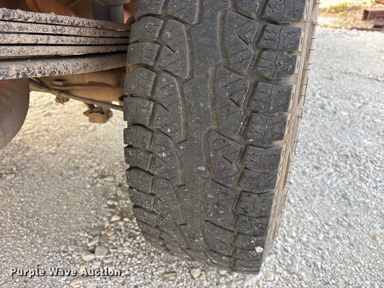 image for item EG6122 2001 GMC Sierra 2500HD flatbed pickup truck