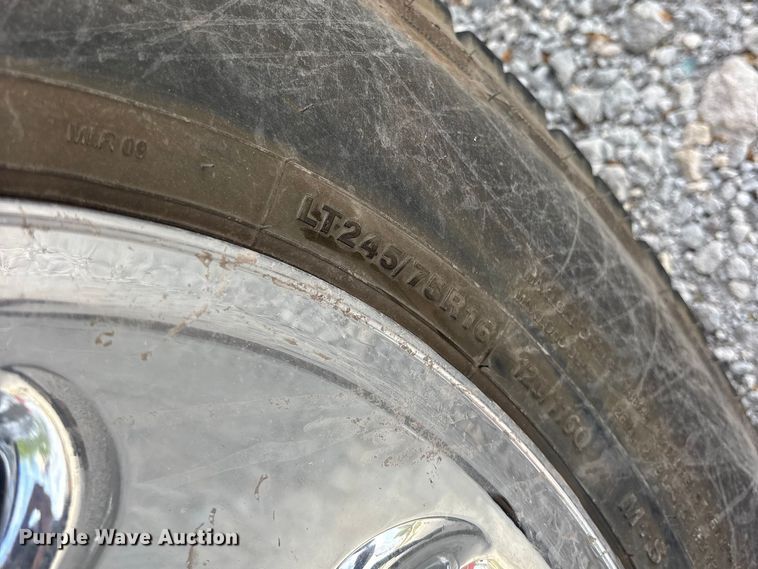 image for item EG6122 2001 GMC Sierra 2500HD flatbed pickup truck