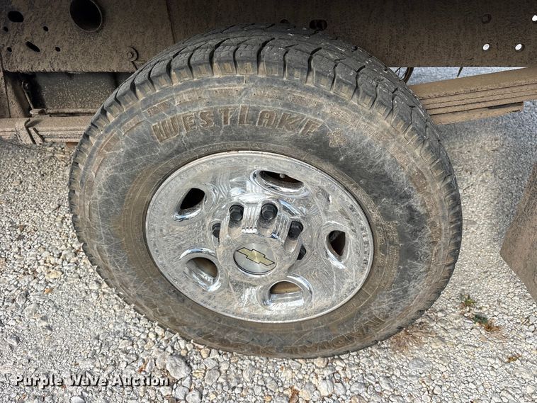 image for item EG6122 2001 GMC Sierra 2500HD flatbed pickup truck