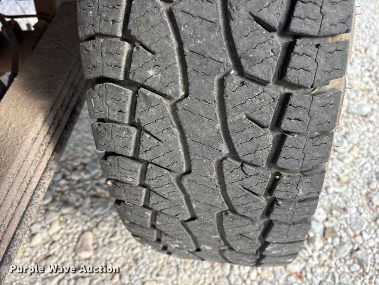 image for item EG6122 2001 GMC Sierra 2500HD flatbed pickup truck