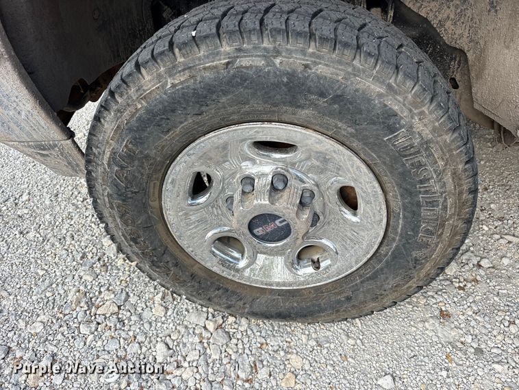 image for item EG6122 2001 GMC Sierra 2500HD flatbed pickup truck