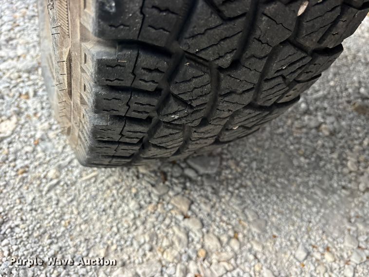 image for item EG6122 2001 GMC Sierra 2500HD flatbed pickup truck