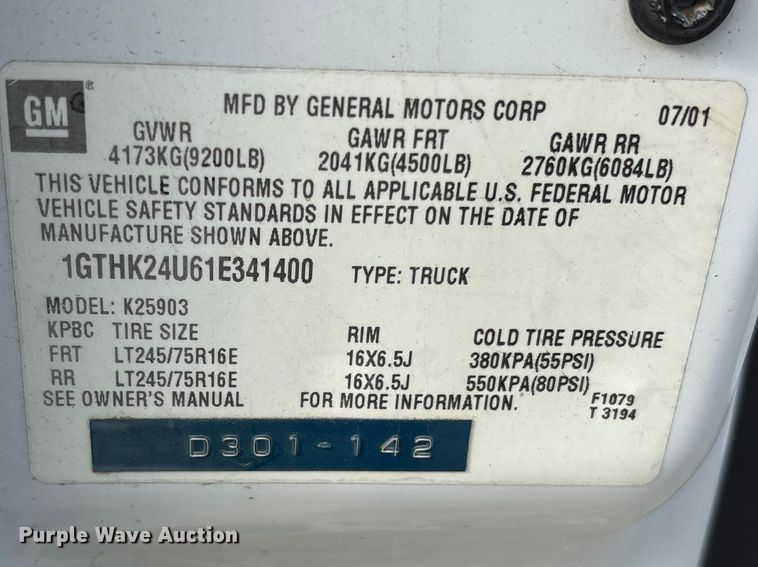 image for item EG6122 2001 GMC Sierra 2500HD flatbed pickup truck