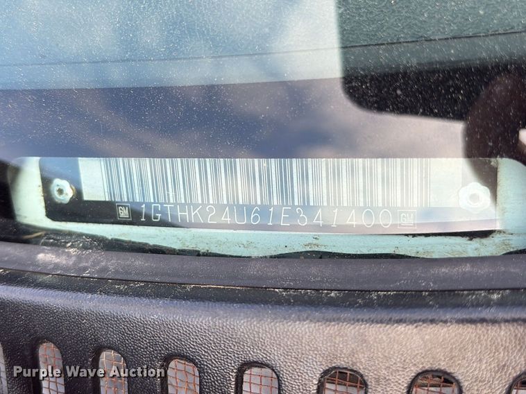 image for item EG6122 2001 GMC Sierra 2500HD flatbed pickup truck