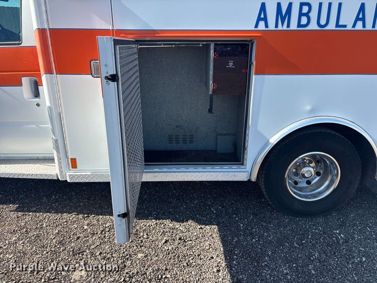 image for item EG8858 1997 Ford E350  ambulance