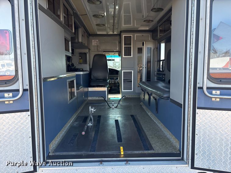 image for item EG8858 1997 Ford E350  ambulance