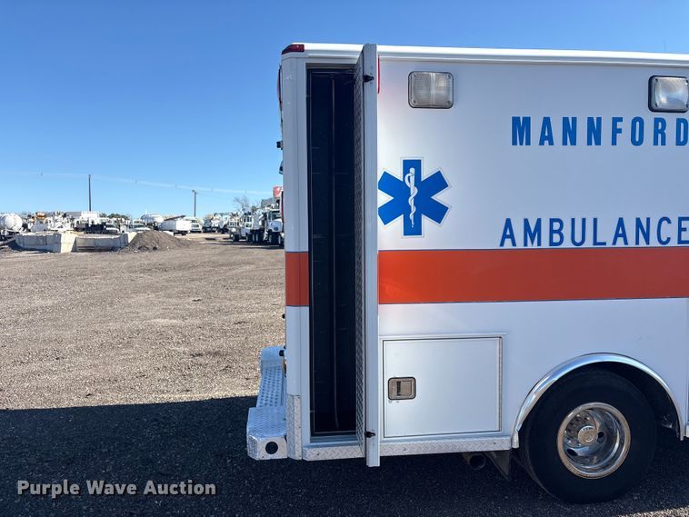 image for item EG8858 1997 Ford E350  ambulance