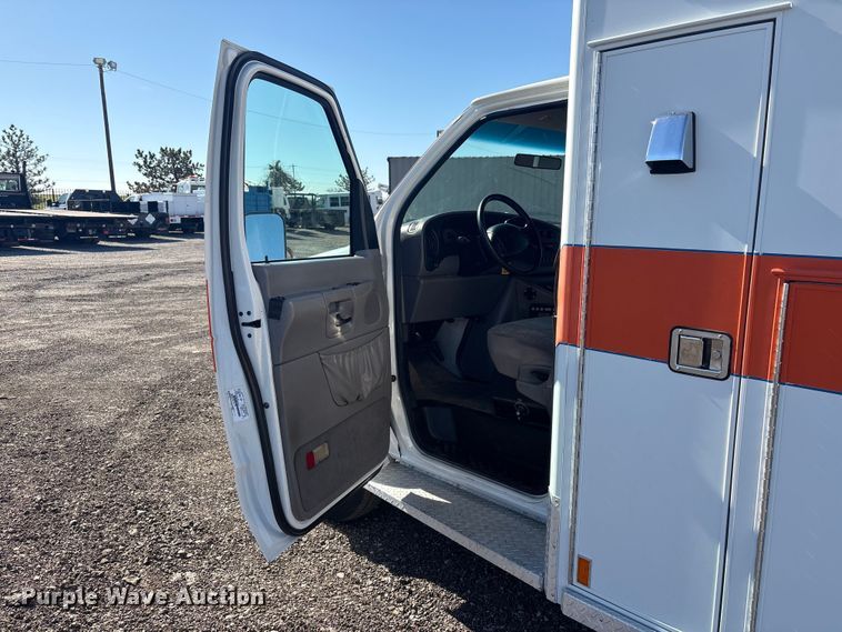 image for item EG8858 1997 Ford E350  ambulance