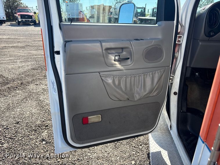 image for item EG8858 1997 Ford E350  ambulance