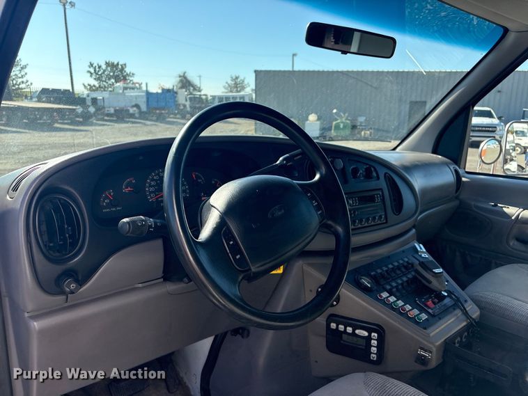 image for item EG8858 1997 Ford E350  ambulance