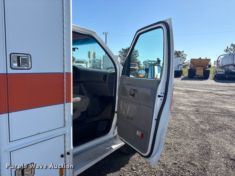 image for item EG8858 1997 Ford E350  ambulance