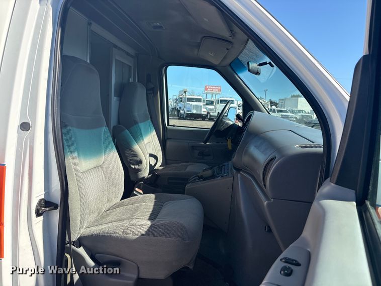 image for item EG8858 1997 Ford E350  ambulance