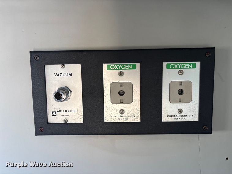 image for item EG8858 1997 Ford E350  ambulance