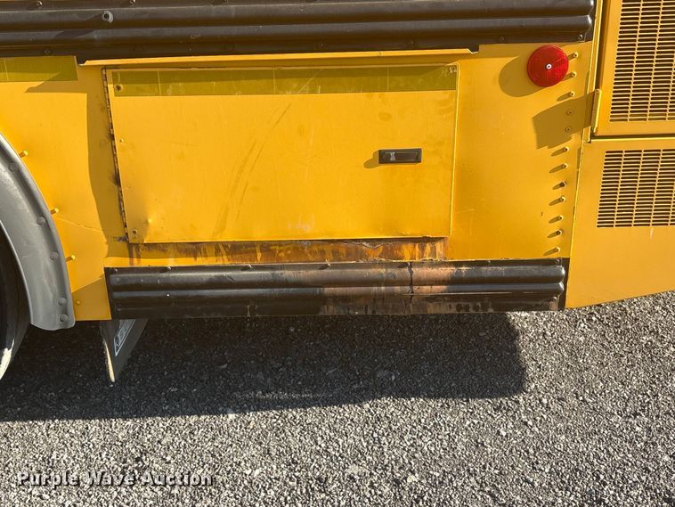 image for item EG8905 2002 Thomas Built Saf-T-Liner school bus