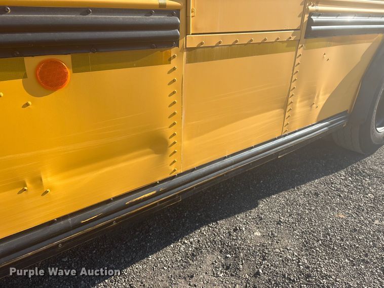 image for item EG8905 2002 Thomas Built Saf-T-Liner school bus