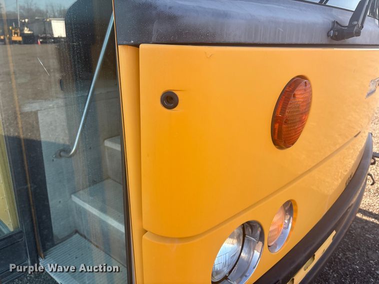image for item EG8905 2002 Thomas Built Saf-T-Liner school bus