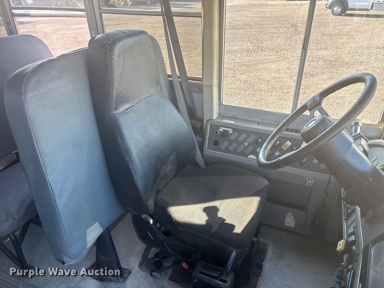 image for item EG8905 2002 Thomas Built Saf-T-Liner school bus