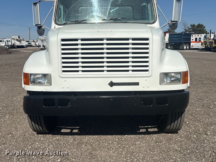 image for item EG8916 2001 International 4700 box truck