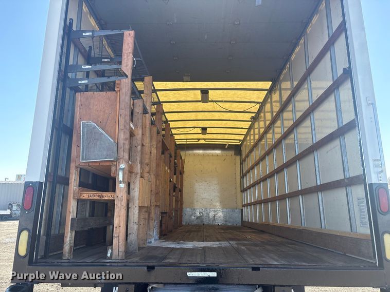 image for item EG8916 2001 International 4700 box truck