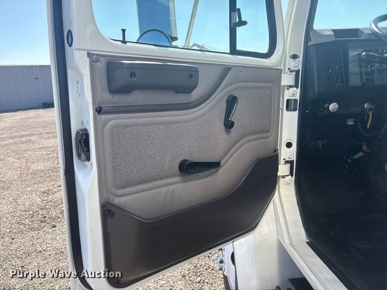 image for item EG8916 2001 International 4700 box truck