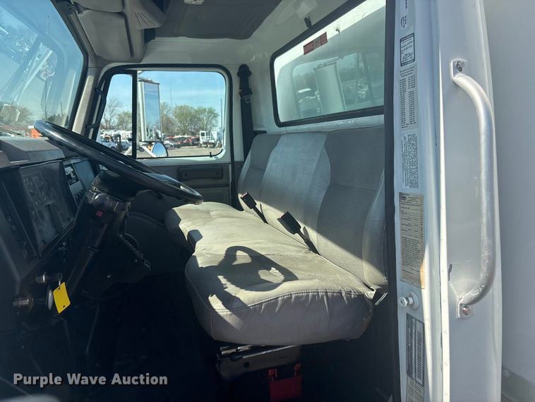 image for item EG8916 2001 International 4700 box truck