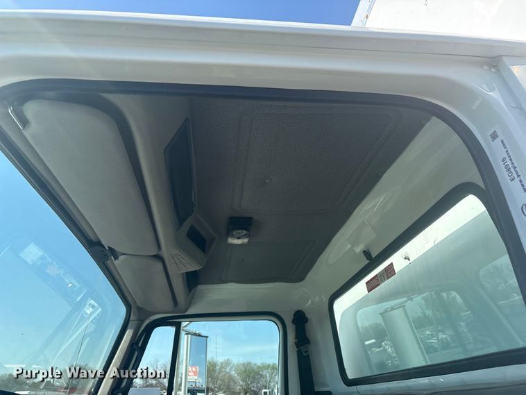 image for item EG8916 2001 International 4700 box truck