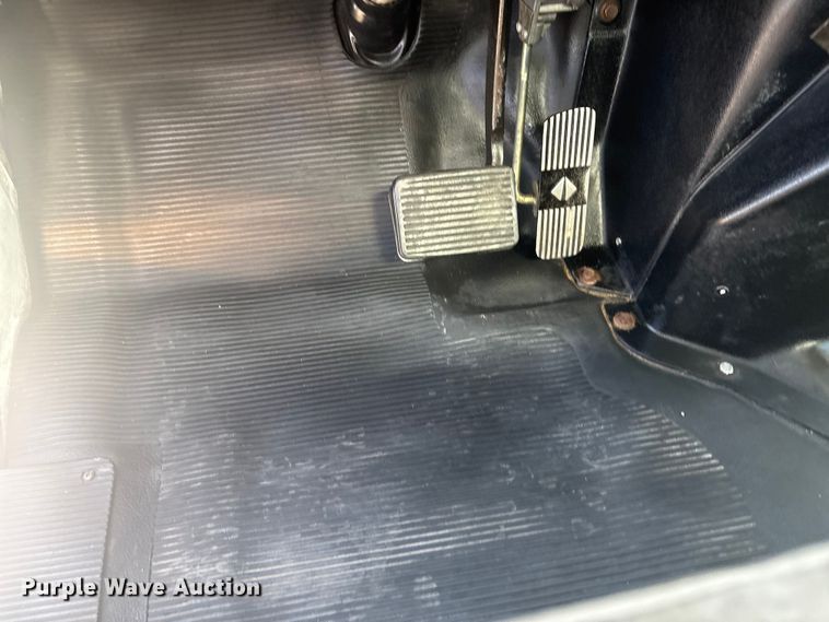 image for item EG8916 2001 International 4700 box truck