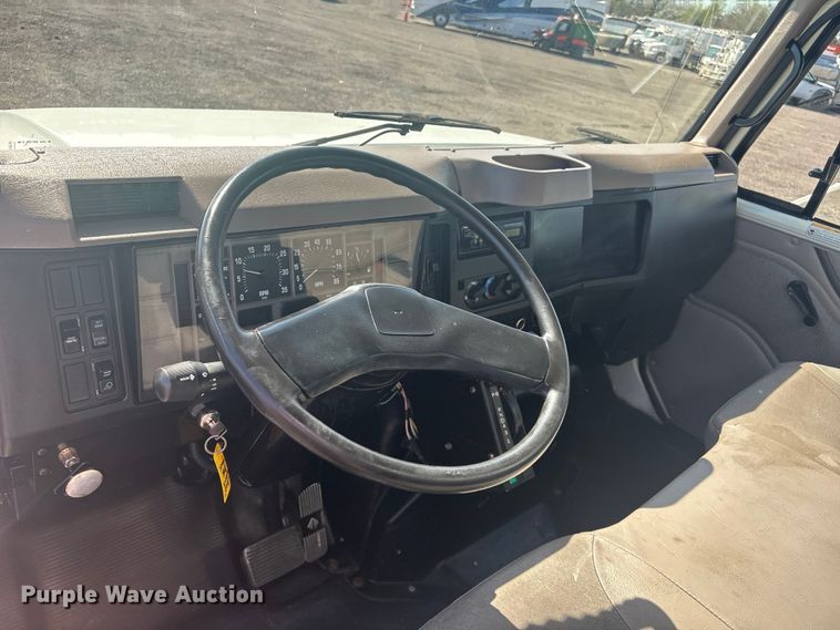 image for item EG8916 2001 International 4700 box truck