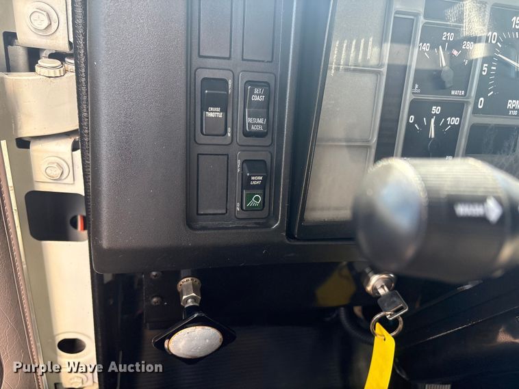 image for item EG8916 2001 International 4700 box truck