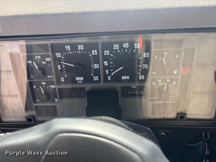 image for item EG8916 2001 International 4700 box truck