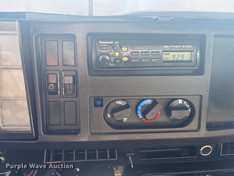 image for item EG8916 2001 International 4700 box truck